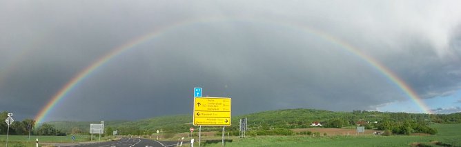 Wen die Eile nicht gar zu sehr trieb, der blieb beim Anblick dieses herrlichen Regenbogens &uuml;ber Riestedt einfach stehen und staunte. Die Aufnahme wurde m&ouml;glich dank der Panoramafunktion des Mobiltelefons. (Foto: Claudia Franke)