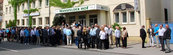 Vor Beginn der Wahl eines neuen AfD-Landesvorstandes mussten s&auml;mtliche Parteitagsteilnehmer den Saal verlassen, damit beim Hineingehen jeder Teilnehmer seine pers&ouml;nlichen Wahlunterlagen entgegennehmen und noch einmal die Gesamt-Teilnehmerzahl festgestellt werden konnte. (Foto: Jochen Miche)