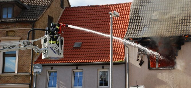 Mit der Hettstedter Feuerwehrleiter kann jedes Haus der Wipperstadt auch von oben gel&ouml;scht werden. Der Wasserstrahl zielt genau auf einen Brandherd im Haus. (Foto: Jochen Miche)