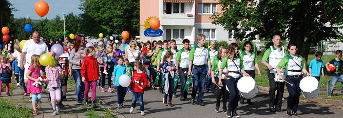 Die Hettstedter lieben die Musik. Je breiter die Stra&szlig;en wurden, auf denen der Umzug entlang ging, desto mehr wurden die Musiker der Fanfarengarde "umzingelt" von Mitmarschierenden. (Foto: Jochen Miche)