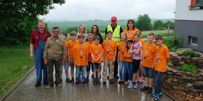 Die am Projekt "Kr&auml;uterschnecke" Beteiligten stellten sich neben dem Beet f&uuml;r ein Erinnerungsfoto auf. Die Arbeit war und ist ein Gemeinschaftsprojekt der Freien Grundschule Riestedt und der Obersdorfer Einrichtung Villa Kunterbunt. (Foto: Jochen Miche)