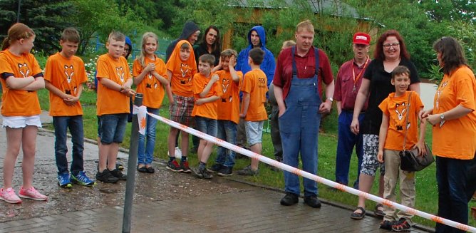 Die G&auml;rtnerin der Villa Kunterbunt, Madl&eacute;n Riemann (Mitte hinten), verlor trotz des Regens nie ihre gute Laune. Sie strahlte die &Uuml;berzeugung aus: Regen ist etwas Gutes. Zum Beispiel hilft es jungen Pflanzen, besser zu wachsen. Und es spart das Gie&szlig;en. (Foto: Jochen Miche)