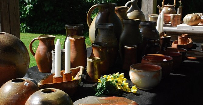 Hingucker im &uuml;berdachten Freibereich: Tonware und Blumen. (Foto: Jochen Miche)