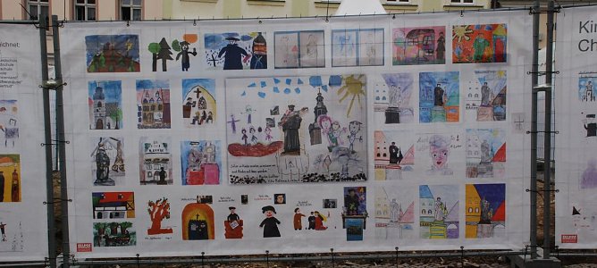 Kinder aus Eisleber Einrichtungen malten Bilder zum Thema "Martin Luther". Auf drei Planen am Bauzaun rund um den Standort des Lutherdenkmals werden diese Bilder nun gezeigt. (Foto: Jochen Miche)