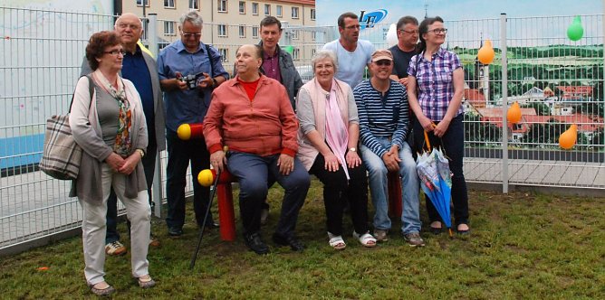 Im Herzen jung Gebliebene auf und an einer Jugendbank: Sie machen sich teils seit Jahrzehnten auch f&uuml;r die Belange des Nachwuchses der Lutherstadt stark: die Oberb&uuml;rgermeisterin, Mitarbeiter der Eisleber Verwaltung und des Stadtrates. (Foto: Jochen Miche)