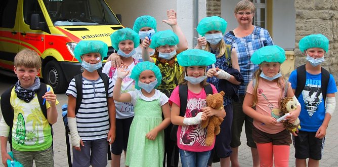 Zw&ouml;lf Kinder aus dem Hort Heiligenthal besuchten gemeinsam mit ihren Erzieherinnen das Krankenhaus in Eisleben. Hier lernten sie unter anderem, wie man erste Hilfe leistet. (Foto: Gabriele Lakomy)