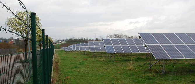 Stacheldraht und Tristesse kennzeichnen den Solarpark bei H&uuml;bitz. Die Stadt Gerbstedt, zu der H&uuml;bitz geh&ouml;rt, hat mit dieser Anlage aber offenbar Blut geleckt und will mehr davon. (Foto: Jochen Miche)