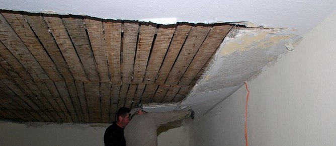 Mitarbeiter der Firma Wollmann Bauunternehmen GmbH aus Ritterode, Ortsteil Meisberg, beim Entfernen loser Deckenteile im Haus 3 des Gymnasiums Hettstedt (Archiv-Aufnahme vom 18. Dezember 2015). Hier wurde inzwischen umfassend saniert. Die Kreisverwaltung hat allein in den zur&uuml;ckliegenden Wochen 350.000 Euro in Schulen investiert. (Foto: Jochen Miche)