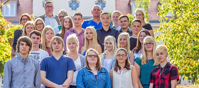 Ab Freitag in wei&szlig;-gr&uuml;n: Die neuen Pflege-Azubis der HELIOS Kliniken Hettstedt, Lutherstadt Eisleben und Sangerhausen mit ihren Ausbildern (Foto: Helios)