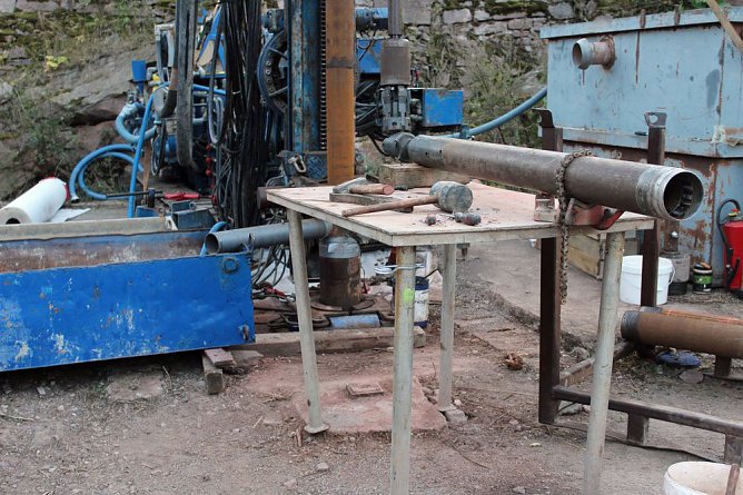Bohrungen auf dem Kyffhäuser (Foto: Karl-Heinz Herrmann) Bohrungen auf dem Kyffhäuser (Foto: Karl-Heinz Herrmann)