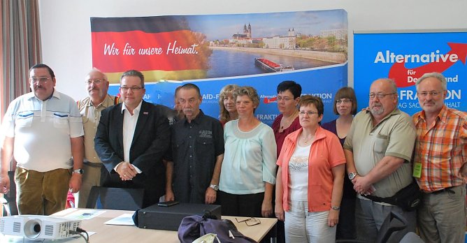 Landtagsabgeordneter Jens Diederichs (3.v.l.) empfing die G&auml;ste aus Hettstedt. Er sagte, dass er vollkommen respektiere, dass einige Besucher kritisch zu seiner Partei stehen, dennoch sch&auml;tze er ihre Bereitschaft, sich politische Argumente auch der Oppositionspartei anzuh&ouml;ren. (Foto: Privat)
