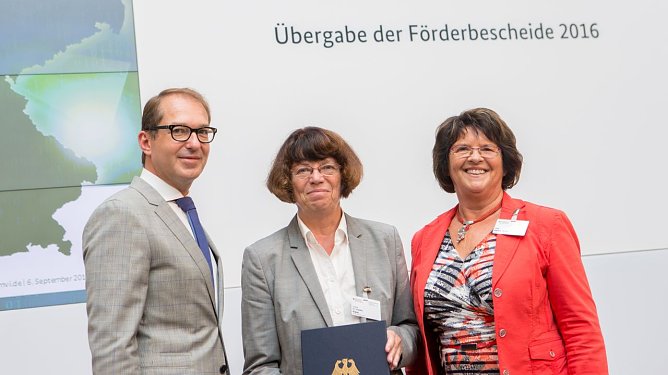 F&ouml;rdermittelbescheid &uuml;bergeben (Foto: LRA)