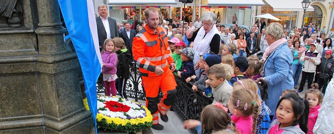Superintendent Andreas Berger (links) kurz vor der Enth&uuml;llung des Denkmals nach dessen Restaurierung. (Foto: Jochen Miche)