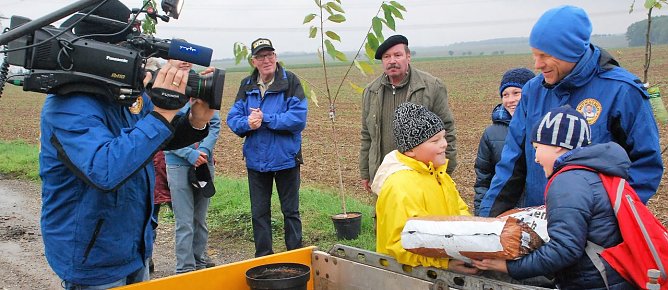 Kleinigkeiten. 60 Liter Rindenmulch, das schaffen wir doch locker! Hettstedter Kinder sind eben stark. (Foto: Jochen Miche)