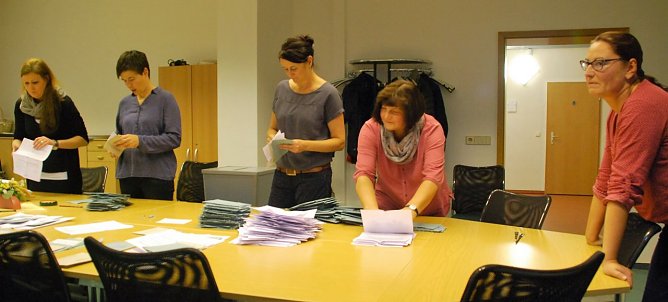 Ausz&auml;hlung der Briefwahlunterlagen am Sitz der Verbandsgemeinde Mansfelder Grund - Helbra. (Foto: Jochen Miche)