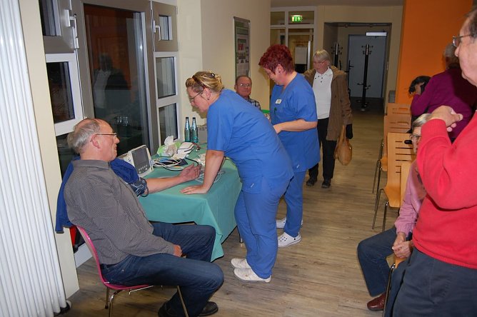 Andrea Schulz und Katrin Barthel pr&uuml;fen den Blutdruck (Foto: HELIOS/D. Mansfeldt)