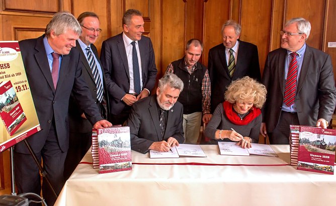 Minister signieren das Buch (Foto: HSB/Bahnsen)
