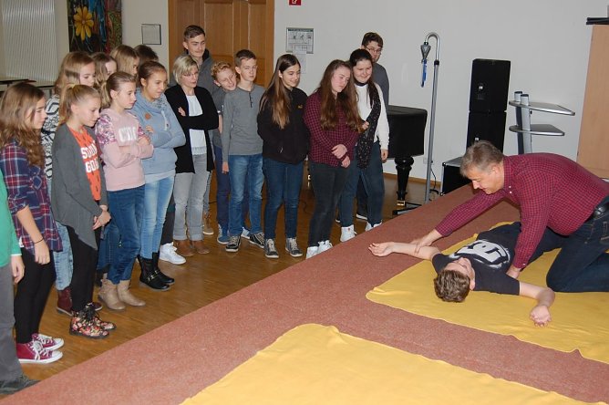 CA Dr. Pfeifer demonstrierte die stabile Seitenlage (Foto: HELIOS/D. Mansfeldt)