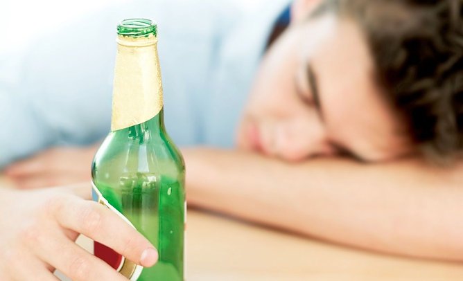 Ob Alkohol gl&uuml;cklich macht und Probleme l&ouml;st? (Foto: DAK Gesundheit)