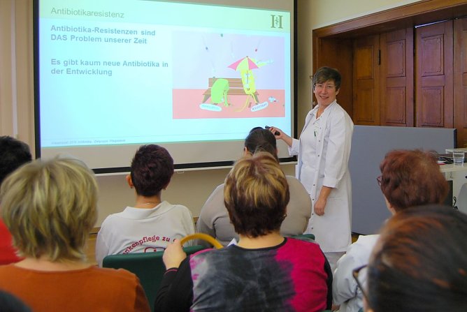 Birgit Saul, Krankenhaushygienikerin, bei ihrem Vortrag. (Foto: Helios/G. Lakomy)