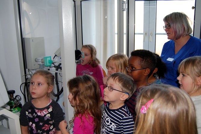 Tief Luft holen und pusten - so geht Atemtest (Foto: Helios/G. Lakomy)