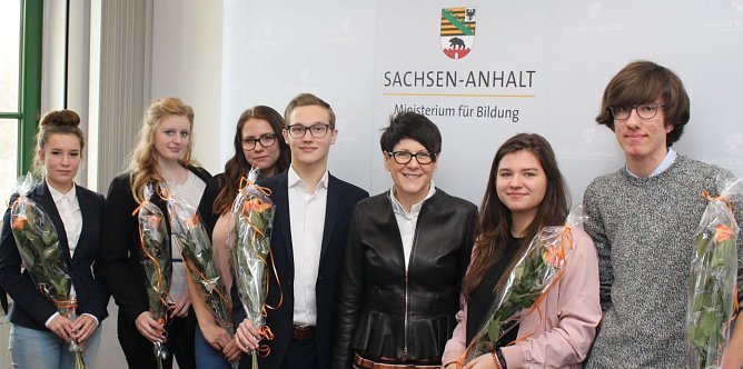 v.l.n.r.: Selina Gosch, Emily Schieferdecker, Rebekka Irma Grotjohann, Michael Benecke, Staatssekret&auml;rin Edwina Koch-Kupfer, Marcella Pach, Maximilian Wozny  (Foto: Ministerium f&uuml;r Bildung)