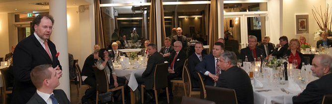 Carlo Knauf gibt einen &Uuml;berblick &uuml;ber das international agierende Unternehmen (Foto: nnz)