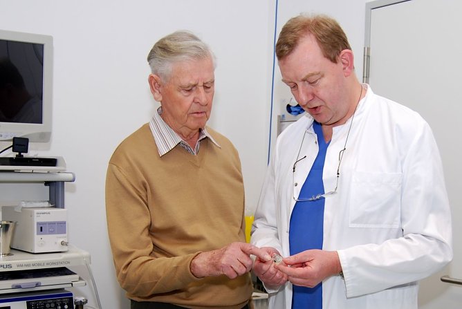 Oberarzt Gerd-Wilm Schute und Patient Lothar Rockstroh (Foto: Helios Eisleben, Lakomy) Oberarzt Gerd-Wilm Schute und Patient Lothar Rockstroh (Foto: Helios Eisleben, Lakomy)