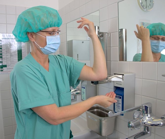 H&auml;ndedsinfektion (Foto: Helios Eisleben, Lakomy)