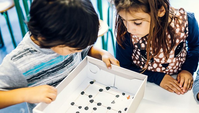 Kinder erforschen und entdecken die Vielfalt des Alltags (Foto: Stiftung Haus der kleinen Forscher/ Christoph Wehrer)