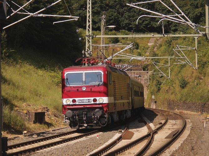 243 650-9 f&auml;hrt mit den Luther-Express durch Blankenheim am 17.06.2017 (Foto: Bernd Thielbeer)