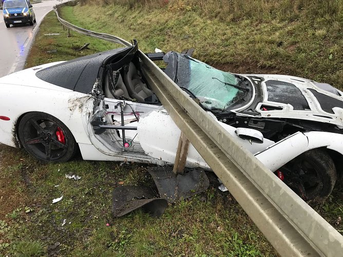 Zerst&ouml;rte Corvette (Foto: Polizei)