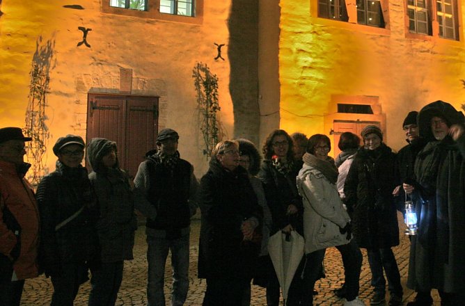 Stadtf&uuml;hrung bei Laternenschein (Foto: Rosenstadt Sangerhausen GmbH)