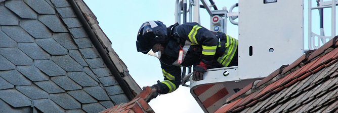 Lose Steine werden beseitigt (Foto: Jochen Miche)