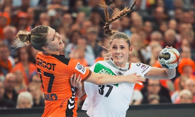 Alicia Stolle im Duell mit Nyke Groot bei der WM 2017 (Foto: DHB)