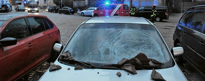 Ziegeln auf Autos (Foto: J. Miche)