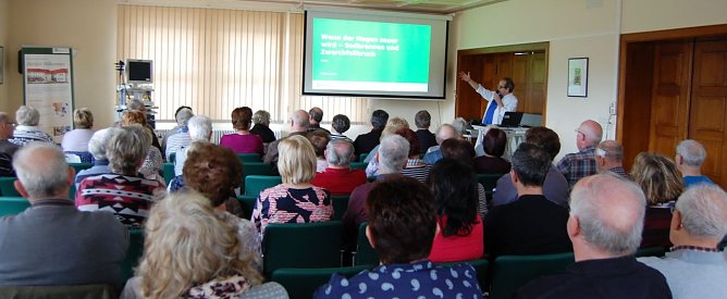 Gespannt verfolgen die Zuh&ouml;rer den Vortrag (Foto: Helios Klinik Lutherstadt Eisleben, Dagmar Mansfeldt)