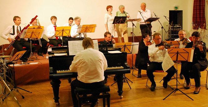 Die hallesche Kammerphilharmonie Miriquidi trat ebenso kostenlos auf wie die Sopranistin Grit Wagner, G&ouml;tz Schneega&szlig; und Fritz-Dieter Kupfernagel (Foto: J. Miche)