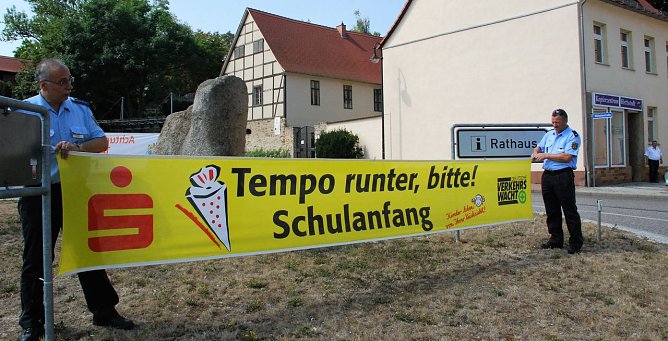 V&ouml;hringer Platz in Hettstedt. PHM Uwe B&ouml;rner (links) und PK Heiko Grasemann bringen Banner an. (Foto: J. Miche)