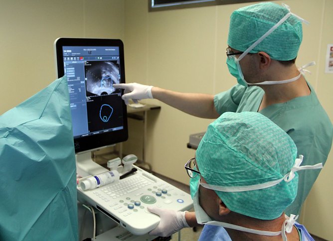 Urologen bei Anwendung der Fusionsbiopsie (Foto: Sebastian Krziwanie)