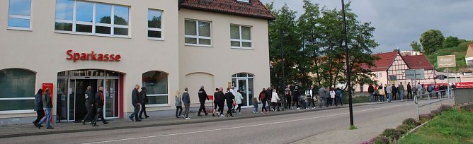 Der Sicherheitsabstand wurde eingehalten. Deshalb zog sich die Menschentraube &uuml;ber mehrere hundert Meter in die L&auml;nge.  (Foto: J. Miche )
