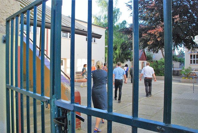 Ausgesperrt. Elterninitiative und Medienvertreter durften die Grundschule nicht betreten. Dies sei eine CDU-Veranstaltung, erkl&auml;rte CDU-Stadtrat Manfred Ahlf&auml;nger einem an der Besichtigung der Schule Interessierten. (Foto: J. Miche)