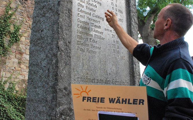 Auf der Platte des Kriegerdenkmals stehen etliche Namen von Kriegsopfern, deren Nachkommen heute noch in Thondorf leben. (Foto: J. Miche)
