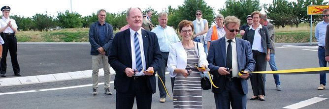 Am Th&auml;lmannschacht herrscht k&uuml;nftig flie&szlig;ender Verkehr statt Ampelstau. Und es wurden die Unfallgefahren enorm reduziert. Verkehrsminister Thomas Webel (links) gab heute Vormittag den Kreisverkehr an der fr&uuml;heren Ampelkreuzung zwischen JVA-Einfahrt Volkstedt und Siersleben frei. (Foto: J. Miche)