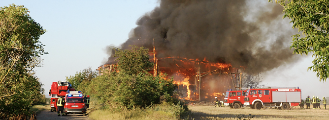 Die Rote Scheune bei Sandersleben brennt. Sechs Feuerwehren aus der Umgebung wurden zum Einsatz gerufen (Foto: J. Miche)