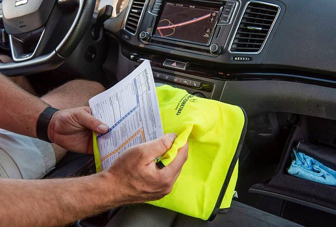 Wenn es gekracht hat: Unfallstelle sichern und Europ&auml;ischen Unfallbericht ausf&uuml;llen. Bei Personensch&auml;den immer die Polizei rufen (Foto: HUK Coburg)