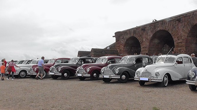 Oldtimertreffen unterm Kaiser-Wilhelm-Denkmal (Foto: U.Reinboth) Oldtimertreffen unterm Kaiser-Wilhelm-Denkmal (Foto: U.Reinboth)