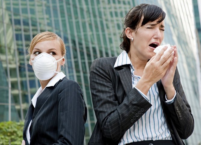 B&uuml;roangestellte mit Taschentuch und Maske  (Foto: DAK)