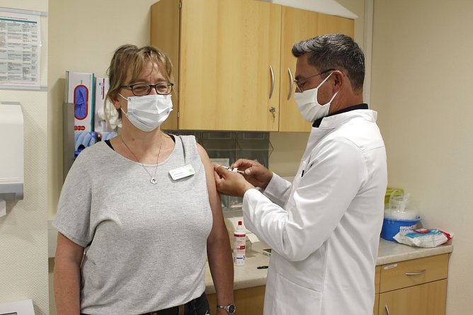 Mitarbeiter lassen sich impfen (Foto: Helios Klinik ) Mitarbeiter lassen sich impfen (Foto: Helios Klinik )