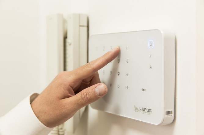Smarte Sicherheitstechnik bietet mittlerweile umfassenden Schutz (Foto: © LUPUS-Electronics) Smarte Sicherheitstechnik bietet mittlerweile umfassenden Schutz (Foto: © LUPUS-Electronics)